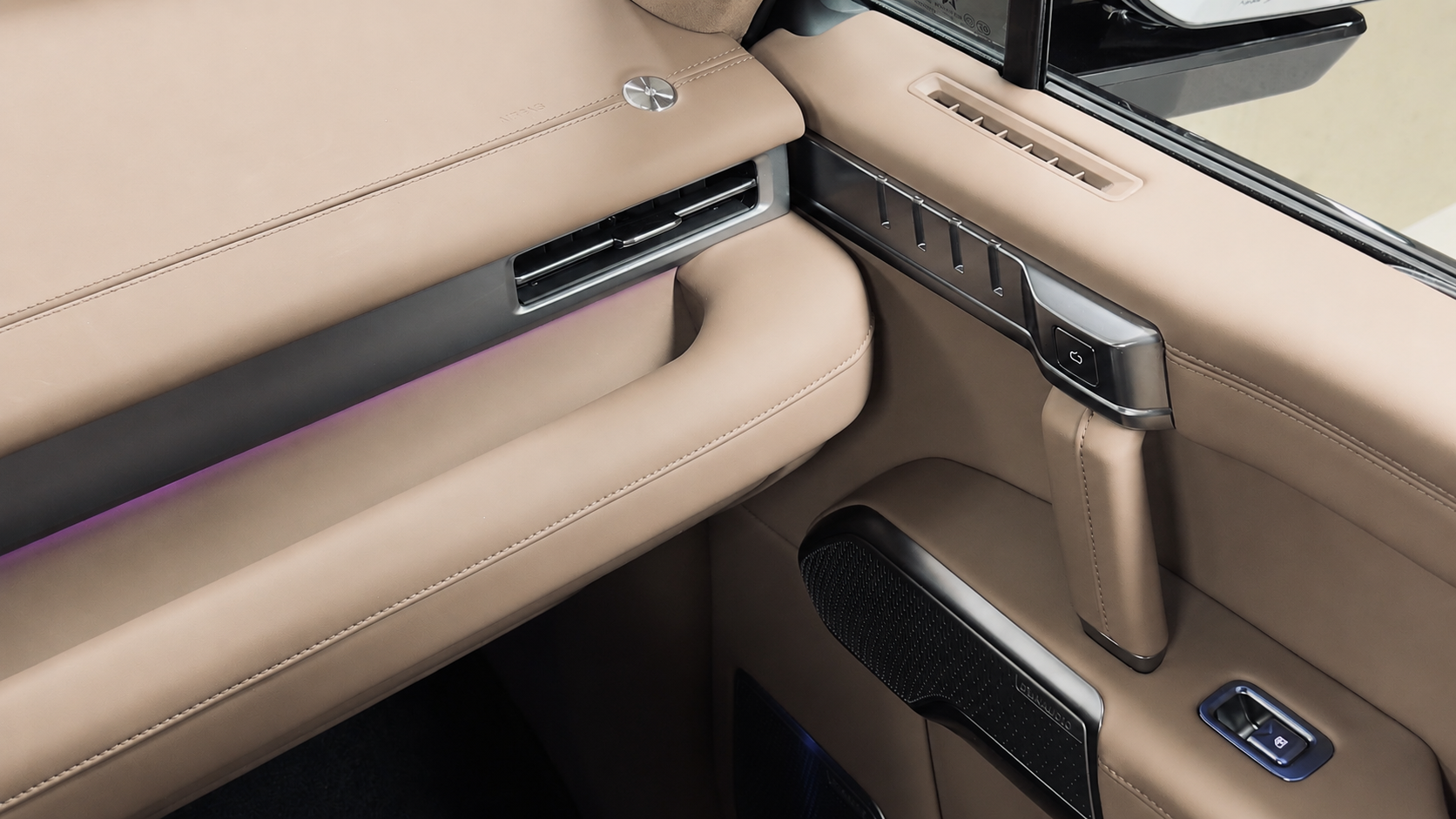 MHERO II center console — Sand